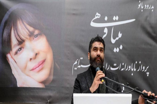 اجرای متفاوت علی زند وکیلی در مراسم وداع با بیتا فرهی