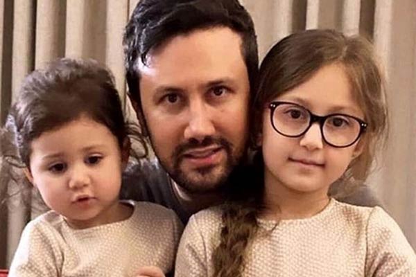 درخت طلایی کریسمس دختران شاهرخ استخری پناه و نبات در بلژیک