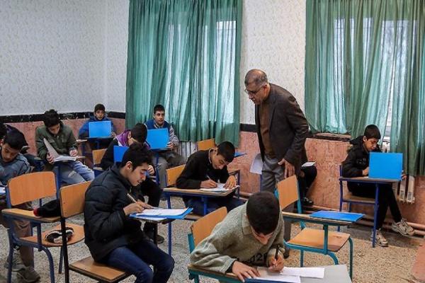 خلاقیت جالب دانش آموزان دهه هشتادی به شعارنویسی روی دیوارها