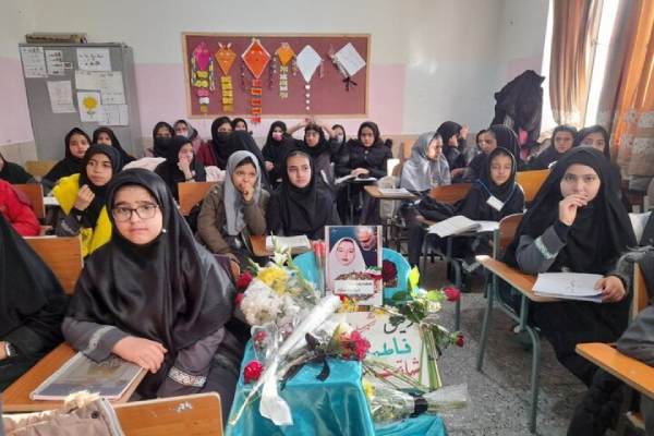 حال و هوای غمگین کلاس درس و جای خالی شهید دختر حادثه تروریستی کرمان