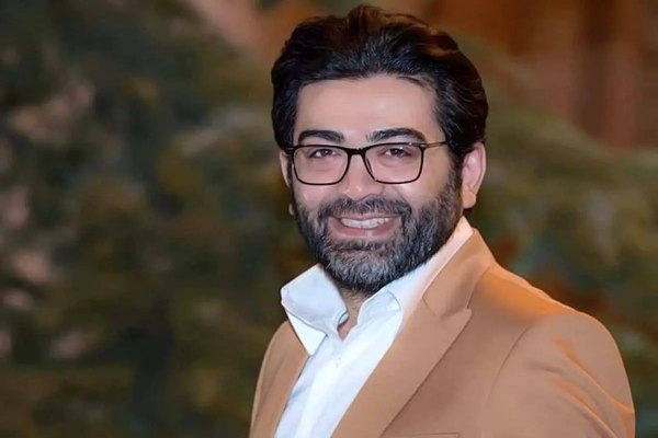 پیام جگرسوز فرزاد حسنی برای پدرش از مزار مادر تازه درگذشته اش