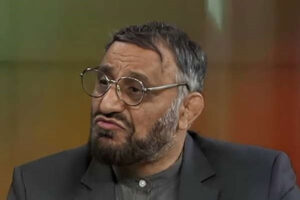 مات و مبهوت شدن کامران نجف زاده از آواز خوانی آقای « جدی می فرمایید » / فقط نگاهش می کرد