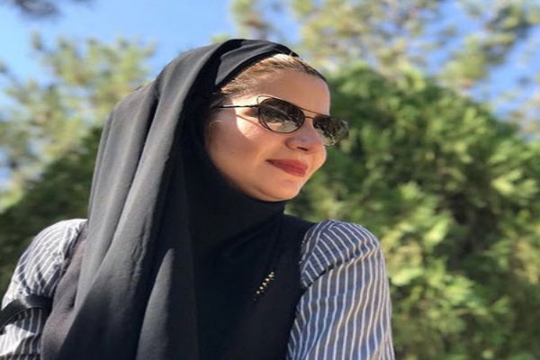 اجرای شاد و صمیمانه ملیکا زارعی ( خاله شادونه ) در بندرعباس / آواز خوانی خانم مجری در نیمه شعبان
