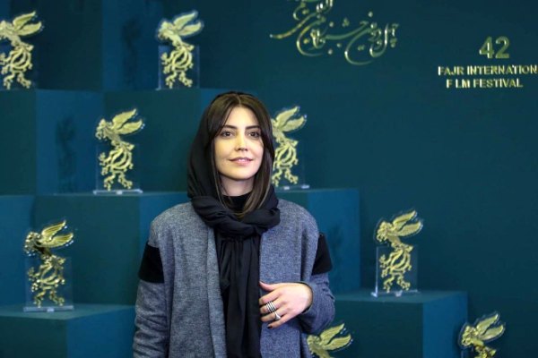 شبنم قربانی و پسر مو طلایی اش هنگام دریافت سیمرغ بهترین بازیگر مکمل زن