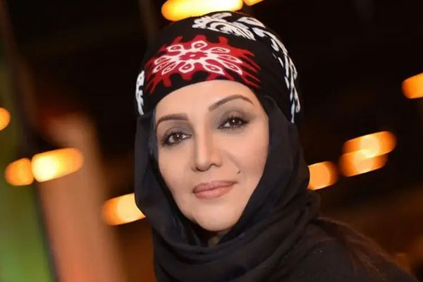 استایل خاص الهام پاوهنژاد در مراسم تشییع پیکر مادرش