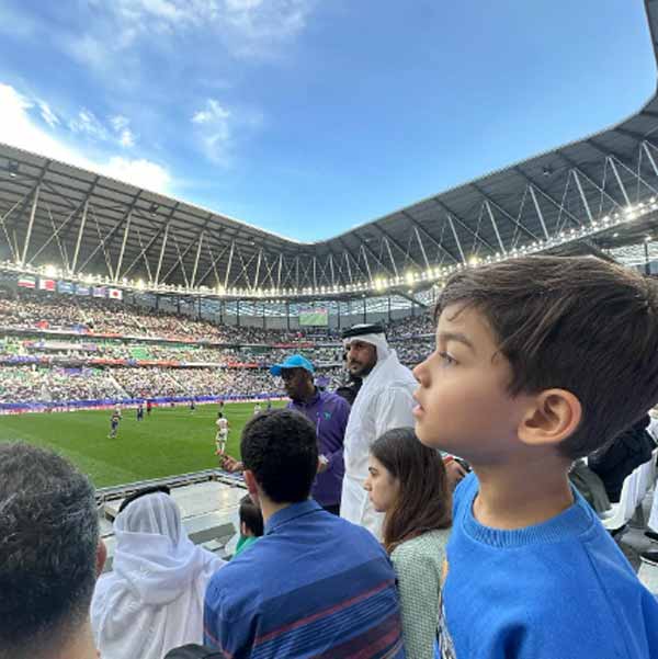 هامون سهیلی در حال تماشای بازی ایران و ژاپن