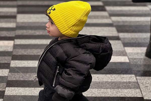 تیپ جدید و بامزه پسر مهراد جم با موهای عروسکی / چقدرم شبیه باباش شده