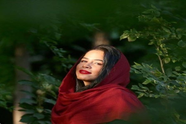 شیرین زبونی و دلبری ملیکا شریفی نیا برای آقای بازیگر 29 سال قبل وقتی فقط 8 سال داشت