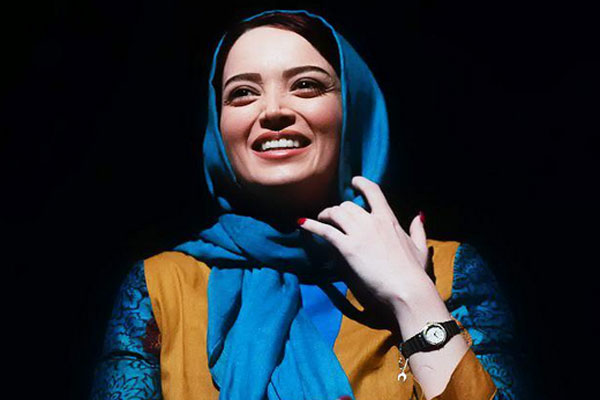 رونمایی بهنوش طباطبایی از اتاق مطالعه ی جذابش با ساعت دیواری چوبی فانتزی و عروسکی اش