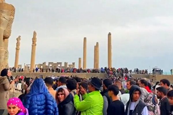 جشن و شادی مردم اصفهان در سی و سه پل برای زاینده رود با آهنگ فرامرز اصلانی
