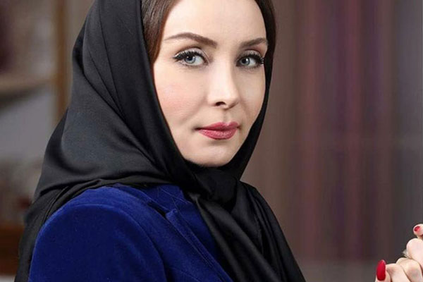چیدمان شیک و باکلاس خانه مجردی حدیث فولادوند / قاب های ست شده بر دیوار