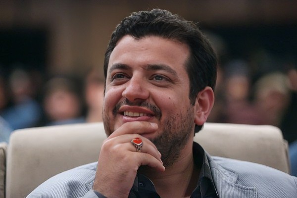 لحظات عجیب غیب شدن دست علی اکبر رائفی پور حین سخنرانی‌هایش!