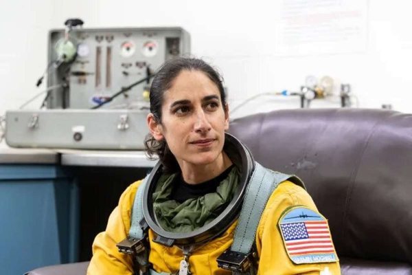 سفره هفت سین یاسمین مقبلی با تم آبی فیروزه ایی در ایستگاه فضایی جلب توجه کرد