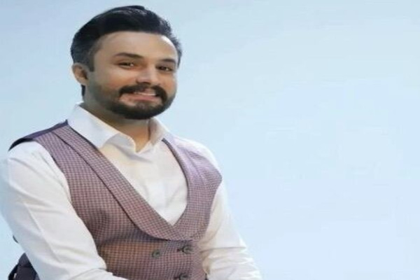 اجرای احساسی «مصطفی راغب» خواننده پاپ در خانه سالمندان / اشک همه در اومد