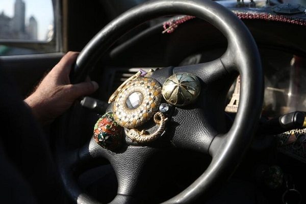 خلاقیت منحصر بفرد راننده تاکسی که با وسیله نقلیه خود حماسه ساز شد / باریکلا به این خلاقیت