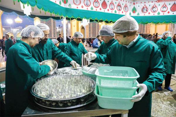 پذیرایی بازیگر معروف در چایخانه حرم امام رضا(ع) از زائران حرم مطهر رضوی