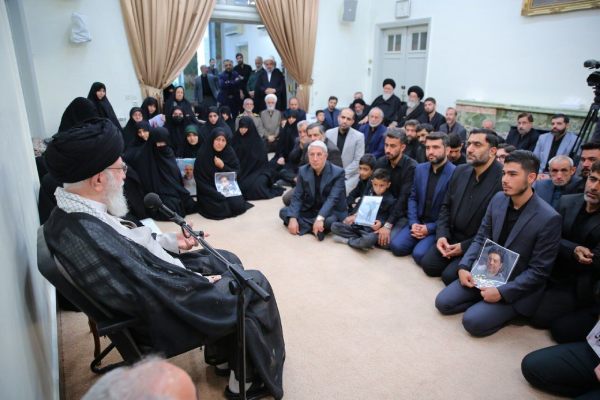 تصاویری از دیدار خصوصی خانواده شهید ابراهیم رئیسی و دیگر شهدای خدمت با حضرت آیت الله خامنه ای رهبر معظم انقلاب