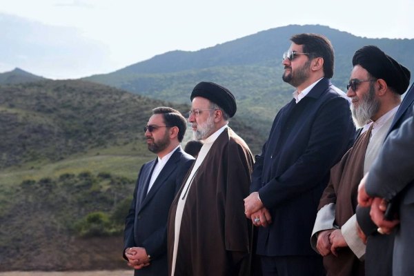 تصویری تازه منتشر شده از آخرین عکس شهید ابراهیم رئیسی داخل بالگرد لحظاتی قبل از حادثه