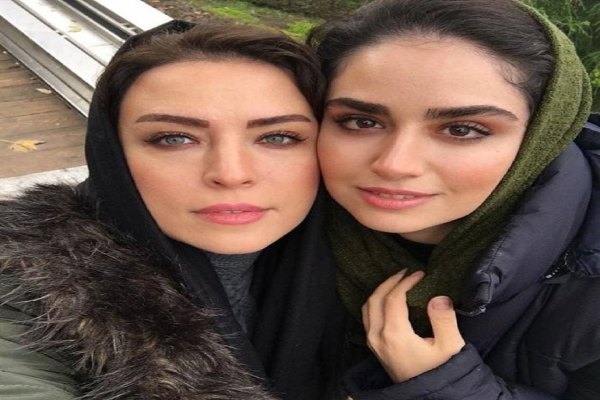 استایل متفاوت هانیه غلامی با لباس خاص فارغ الحصیلی از دانشگاه / استقبال مادرش با دسته های گل