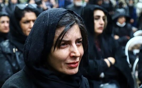 لیلا حاتمی در خاکسپاری مادرش