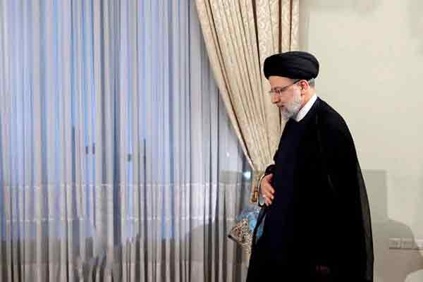 تصویر غم انگیز از اشک های بی پایان مادر شهید رئیسی در فراق پسرش / داغدارترین مادر سالخورده ایران