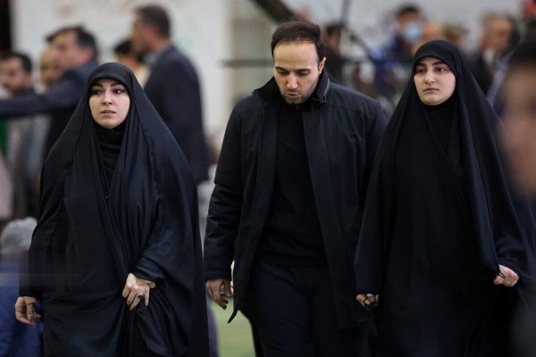 گریه‌های زینب سلیمانی دختر حاج قاسم بر سر تابوت سید ابراهیم رئیسی در مراسم تشییع شهدای خدمت