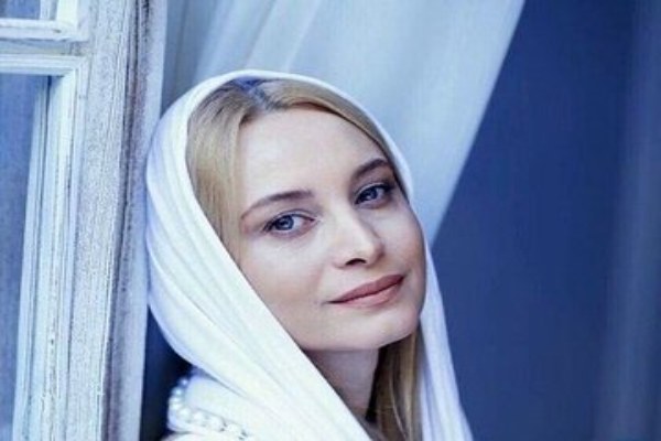 قابی زیبا از عمه خانمِ سریال فاصله‌ها در روز تولد / عکس جذاب و پر از شادی