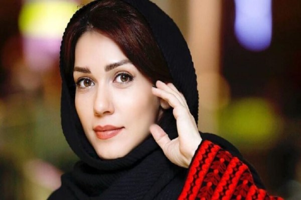 نگاهی به حلقه نامزدی گران‌قیمت و تمام برلیان شهرزاد کمال‌زاده / جواهری خیره‌کننده برای شروع داستانی عاشقانه