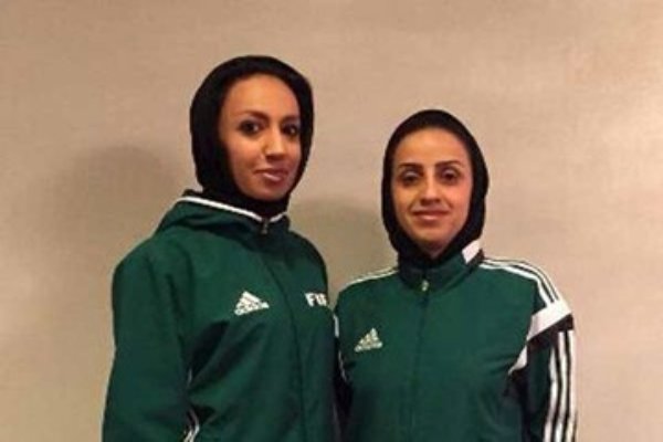 تاریخ سازی مهسا قربانی / تصویری از قضاوت نخستین داور زن ایرانی در فوتبال مردان