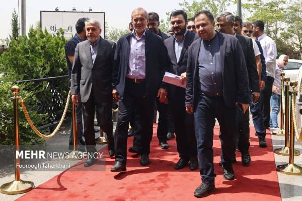 دیدار مسعود پزشکیان نامزد انتخابات ریاست جمهوری 1403 با هنرمندان + تصاویر