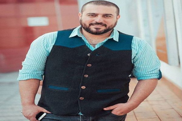 استوری خاص محسن کیایی، مجری پرانرژی صداتو، در خیابان با استایلی شیک /تیپ خارج از تلویزیون خبر ساز شد