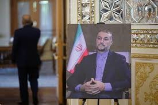رونمایی از تندیس شهید امیرعبداللهیان با حضور خانواده شهید در سازمان صداوسیما + ویدیو
