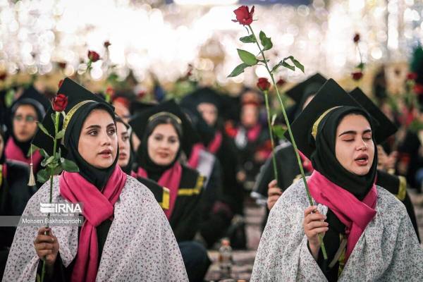 تصاویری از جشن فارغ التحصیلی دانشجویان دختر و پسر علوم پزشکی در حرم مطهر رضوی