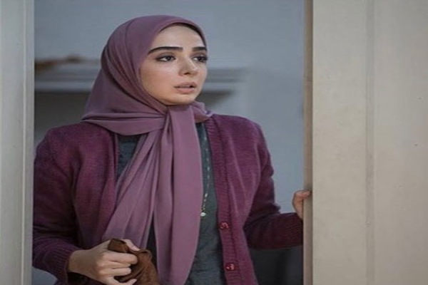 آشنایی با مادر واقعی و باکلاس المیرا دهقانی  یاسمن سریال لحظه گرگ و میش، با استایل و چهره خاصش