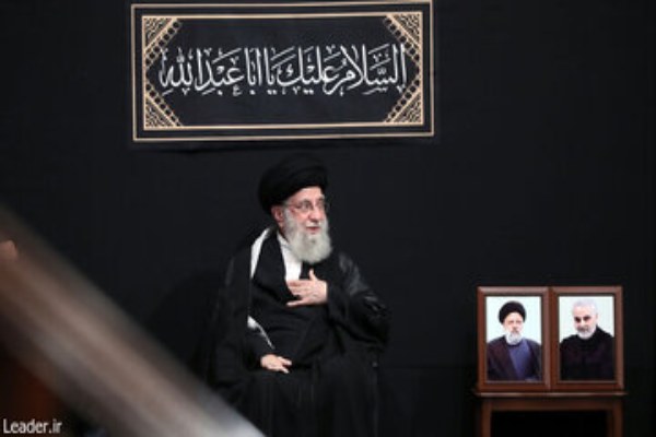 تصویری از مجری معروف صدا و سیما در مراسم عزاداری امام حسین (ع) در بیت رهبری