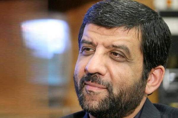نمایی از دکوراسیون آشپزخانه ساده و بدون زرق و برق منزل عزت الله ضرغامی با کابینتهای قدیمی / آب لیمو گرفتن وزیر میراث فرهنگی جلب توجه کرد