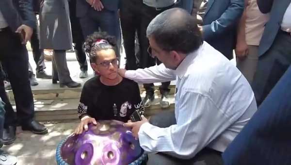 گفتگوی ضرغامی با نوازنده خیابانی هنگ درام و تشویق او در شیراز