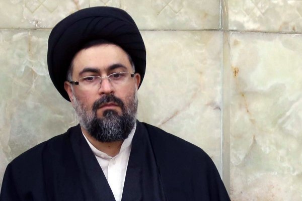 تصویری از سید یاسر نوه امام ؛ برادر سیدحسن خمینی و عموی سید احمد خمینی در یک مراسم عزاداری