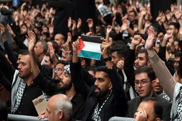 تصاویری دیدنی از حاشیه‌ مراسم اربعین در حسینیه امام خمینی (ره) همراه با رهبر انقلاب