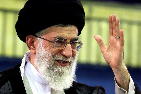 تصویری کمتر دیده شده از حضرت آیت الله خامنه ای با لباس نظامی در خط مقدم جنگ