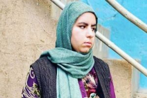 پربازدید شدن استایل اسپرت و تمام جین صهبا شرافتی روناک «نون خ» در اکران مستند لعبت باز