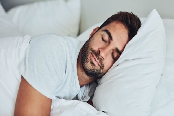خلاقیت منحصربه‌فرد یک نجار خوش‌ذوق در ساخت تخت‌خوابی با طراحی خاص + عکس / تلفیقی از راحتی و کارایی با یخچال مخصوص نوشیدنی