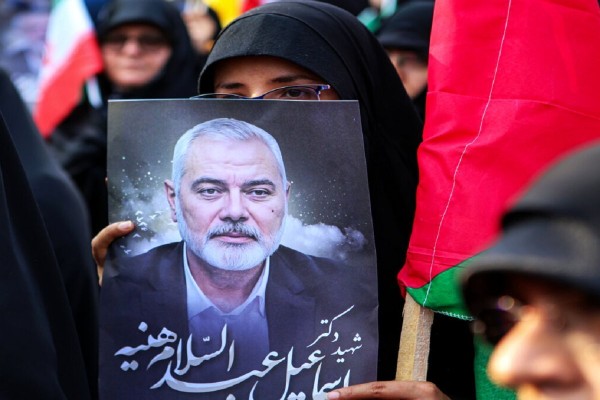 تصاویری از آخرین وداع  فرزندان و خانواده شهید هنیه با پیکر او در مراسم تشییع در دانشگاه تهران + ویدیو