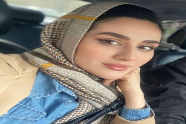 استایل خیابانی جذاب میترا رفیع بازیگر گیلدخت در خارج از کشور / عکس‌های جدید با تیپ متفاوت و خاص
