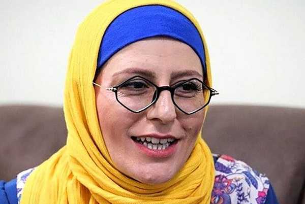 شکوفه زدن درخت آلبالوی حیاط خانه سوسن پرور در آغاز فصل پاییز / حیاط خونه شون شبیه باغ بهشی هست