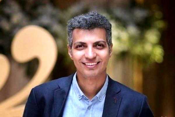 عادل فردوسی‌پور با موتور صورتی‌رنگ در جزیره کیش / نگاهی به تیپ ورزشی و لحظات هیجان‌انگیز موتورسواری این مجری محبوب