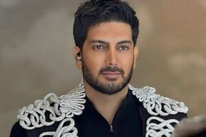 آواز خوانی فرزاد فرزین خواننده معروف در حافظیه شیراز / لحظاتی شگفت‌انگیز زیر باران که هیچ‌کس نمی‌توانست از آن چشم‌پوشی کند