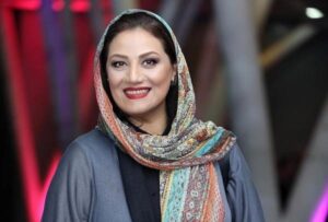 تصاویر متفاوت شبنم مقدمی کنار تندیس هوشنگ ابتهاج / لحظاتی از دیدار خانم بازیگر با شاعر معروف