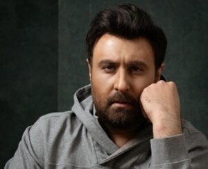 وقتی محمد علیزاده با دیدن مادرش در برنامه احسان علیخانی غرق در احساسات شد / رونمایی از چهره مادر شوهر سارا منجزی پور در برنامه تلویزیون