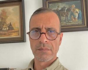 عکس امیر بزمی پور در کنار نوه‌های دختری و پسری / نگاهی به دنیای شاد و پر از عشق این هنرمند در عید نوروز